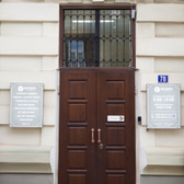 Начало, Семейная клиника