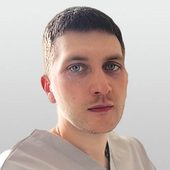 Лисаченко Денис Дмитриевич, стоматолог-хирург