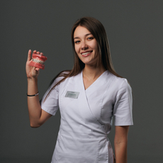 Колмакова Алина Эдуардовна, стоматолог-терапевт