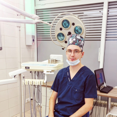 Зюмченко Олег Эдуардович, стоматолог-хирург