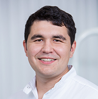 Ахметов Роберт Маратович, стоматолог-хирург