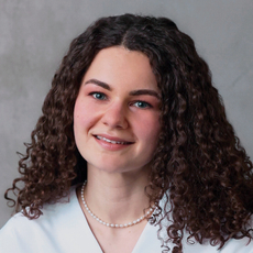 Петрова Дарья Олеговна, стоматолог-хирург