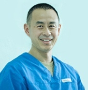 У Юаньмин, массажист