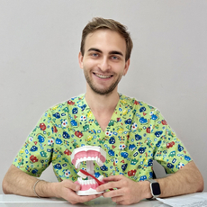 Овчинников Виктор Владиславович, стоматолог-терапевт