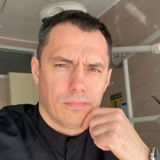 Оленин Максим Юрьевич, стоматолог-хирург