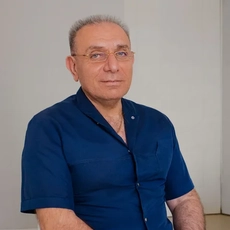 Ахеян Артём Амбарцумович, стоматолог-терапевт