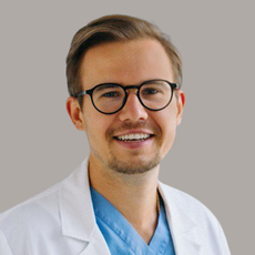 Пономарев Артемий Эрнестович, стоматолог-хирург