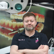 Нежинский Олег Вячеславович, стоматолог-терапевт