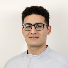 Мохаммадпур Масуд, стоматолог-хирург