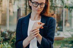 Шишка на запястье (гигрома)